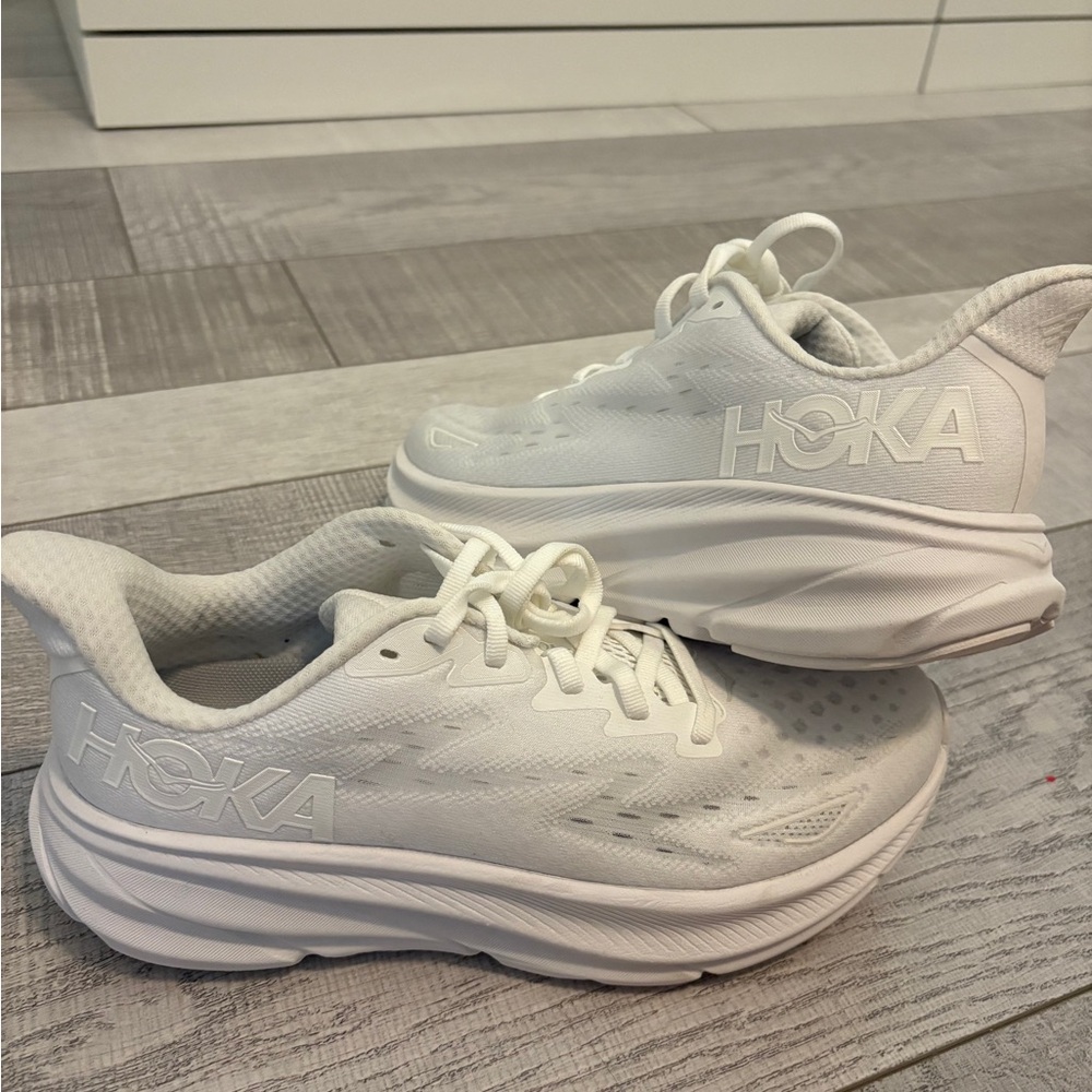 woman’s Hoka Clifton 9